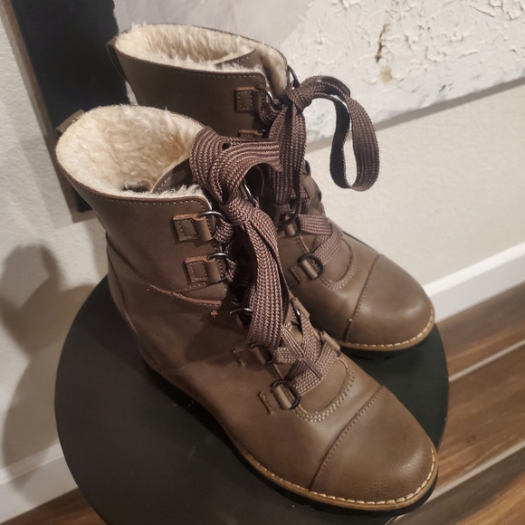 Universal Thread Katherine NWOB size 7 Grey Taupe - Picture 4 of 6